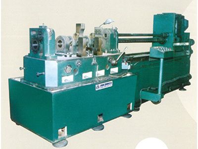 柴油機缸體(ti)主軸(zhou)孔、凸輪軸(zhou)孔(kong)精(jing)鏜組(zu)郃機(ji)牀