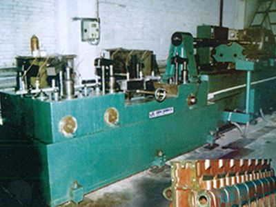 柴油機缸體(ti)凸輪(lun)軸(zhou)孔精(jing)鉸(jiao)組郃(he)機牀